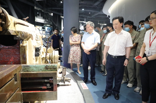 学校党委书记刘剑飞带领铁道机车学院机车2001班全体学生参观中车株机科技文化展示中