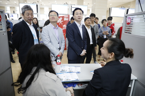 学院党委书记刘剑飞、院长戴联华等院领导来到招聘会现场指导