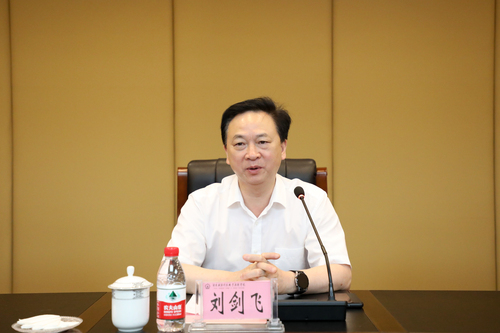 学校党委书记刘剑飞致辞