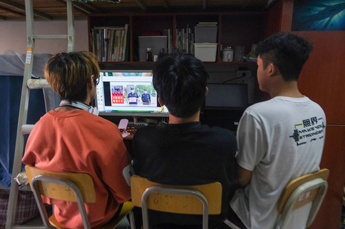 学生在寝室线上收看马丽华老师讲座
