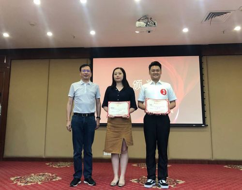 学校党委委员、副校长陈彬为获一等奖辅导员颁奖