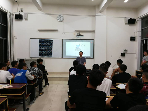 学院院长戴联华以班主任身份参加新生第一次班会