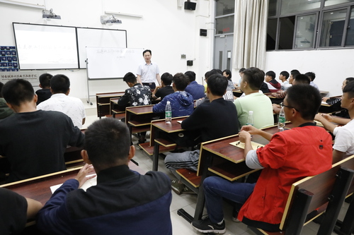 学院党委书记刘剑飞以班主任身份参加新生第一次班会