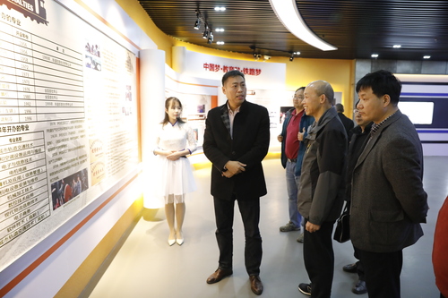 张家界航空工业职业技术学院副院长卢端敏（右二）一行参观学院“兴校之路”展示馆