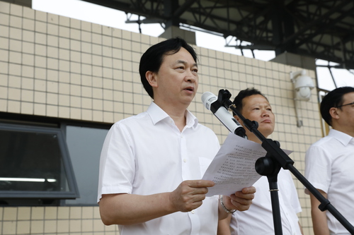 学院党委书记刘剑飞发表题为《用青春热血铸就爱国情操》的国旗下讲话