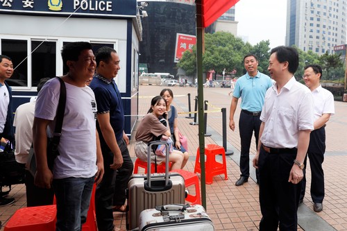 学院党委书记刘剑飞、院长戴联华等院领导在火车站迎新点看望新生和家长
