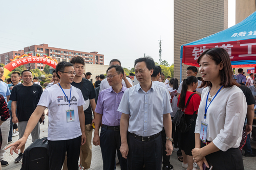 学院党委书记刘剑飞、院长戴联华等院领导指导迎新工作