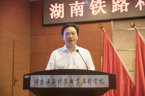 学院党委书记刘剑飞发表题为《以奋斗铸就青春底色》的讲话