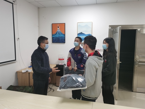 学校教师为学生送御寒衣物