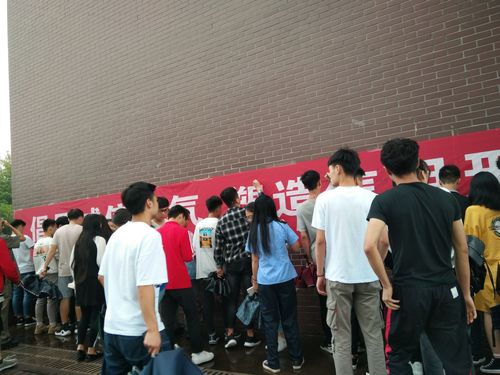 学生进行“倡导诚信风气 塑造信用形象”签名活动