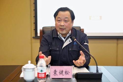 全国劳模袁健松作题为《弘扬劳模、工匠精神，打造“严谨、务实、创新”的学工队伍》的专题讲座