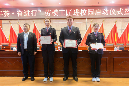 学校副校长陈忠林为3位青年工匠分别颁发校外班主任证书