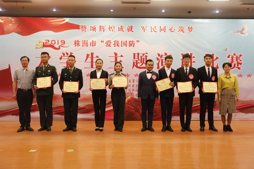 学院副院长陈彬（左一）、湖南化工职院副校长胡颖蔓（右一）为三等奖选手颁奖
