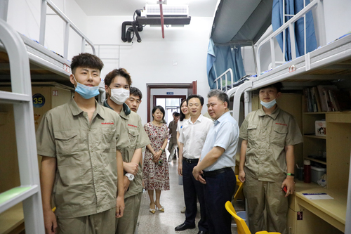 学校党委书记刘剑飞走进学生寝室关爱学生成长