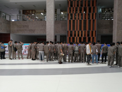 学校师生观看国防教育展板