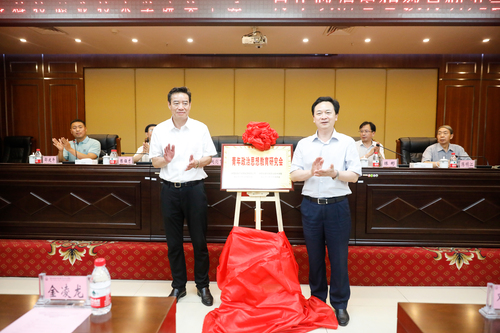 学院党委书记刘剑飞、广铁集团关工委常务副主任李新民为