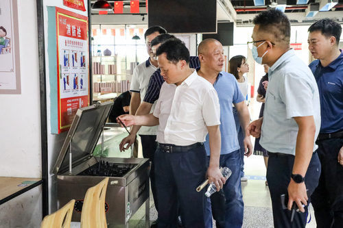 学校党委副书记、校长戴联华一行实地走访食堂